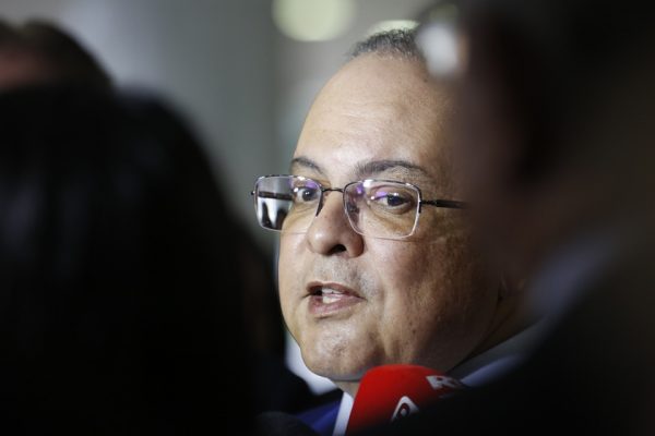 Ibaneis diz que não cederá à pressão de distritais por nomeações