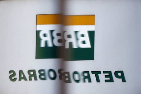 Petrobras reduz preço da gasolina nas refinarias a menor nível em 14 meses