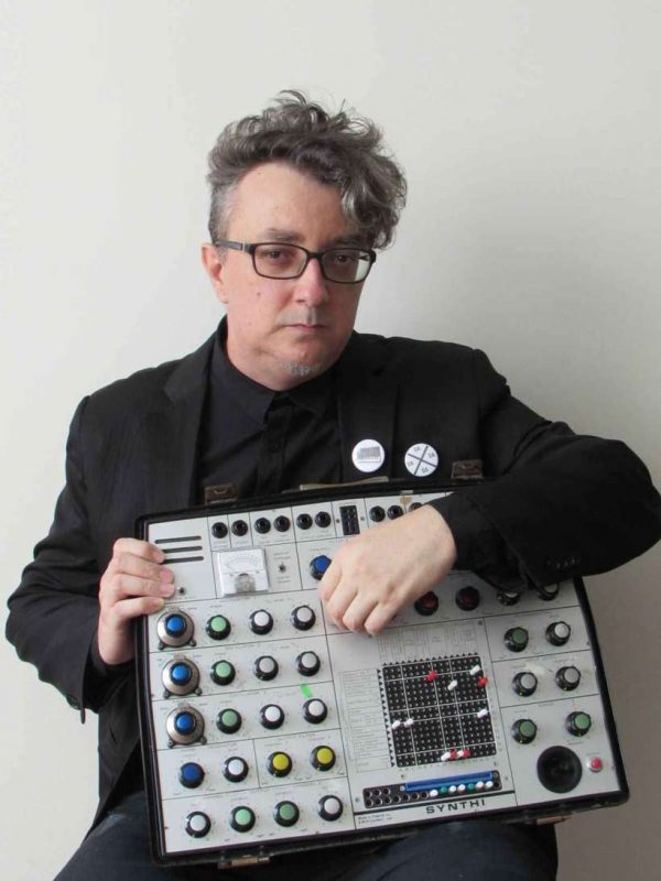 Um dos pioneiros da música eletrônica, Paulo Beto se apresenta na cidade