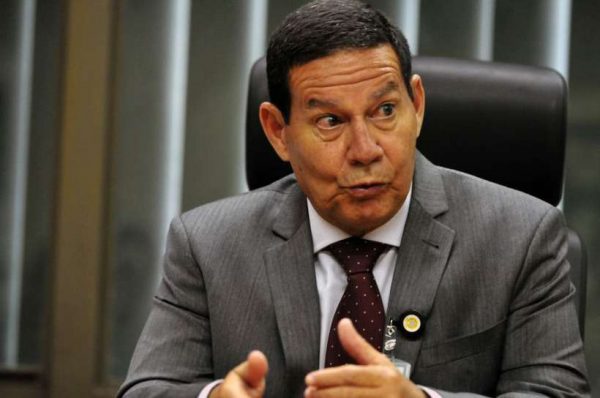 Governo evita dar detalhes da reforma da Previdência para garantir votos