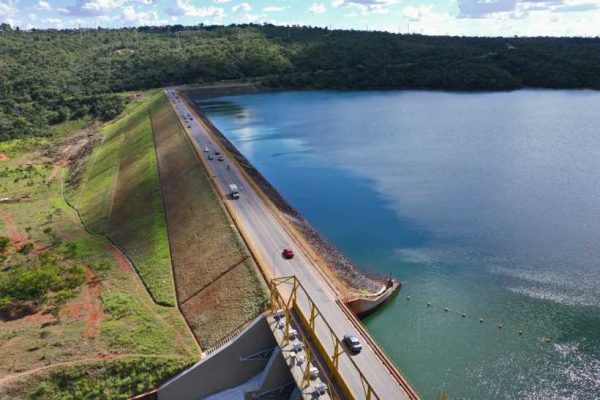 Com interdição em barragem, GDF estuda alternativas a tráfego de caminhões