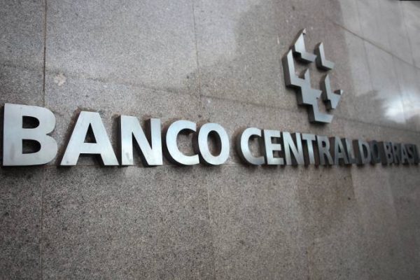 Mercado mantém expectativa de inflação em 4,01% e dólar a R$ 3,80