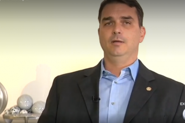 Comprador de imóvel de Flávio Bolsonaro confirma ter pago em dinheiro