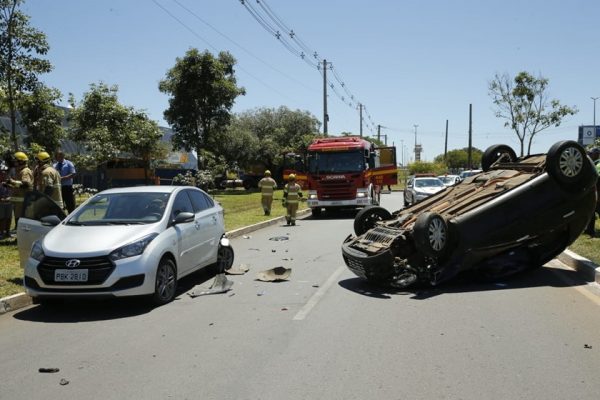 Após colisão, carro capota próximo ao Aeroporto de Brasília