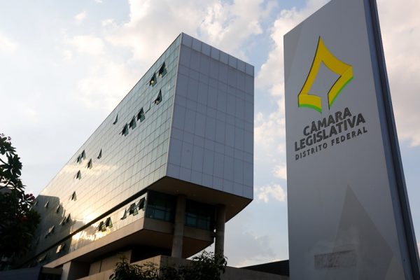 Buriti conclui projetos e negocia sessão extraordinária na CLDF