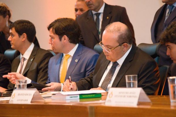 Depois de nomear presidente do IHB, Ibaneis sanciona projeto da Saúde