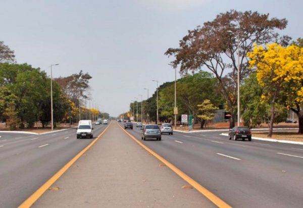 Para reformar asfalto, DER desviará trânsito no Eixão das 22h às 5h