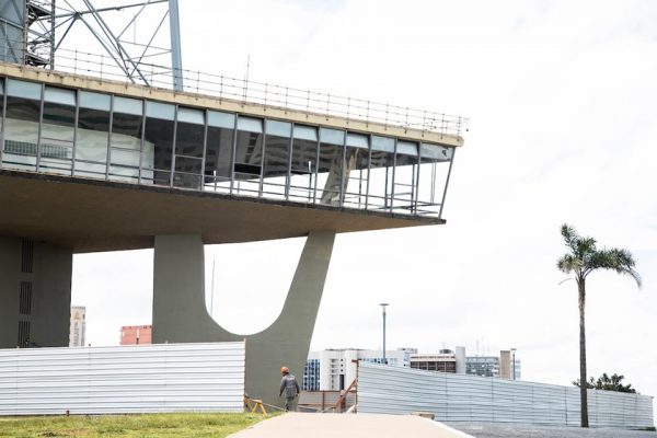Com vidros desabando, janelas da Torre de TV precisam de intervenção