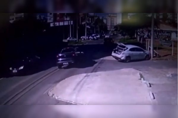 Pedestre é atropelado após colisão entre carros em Águas Claras.