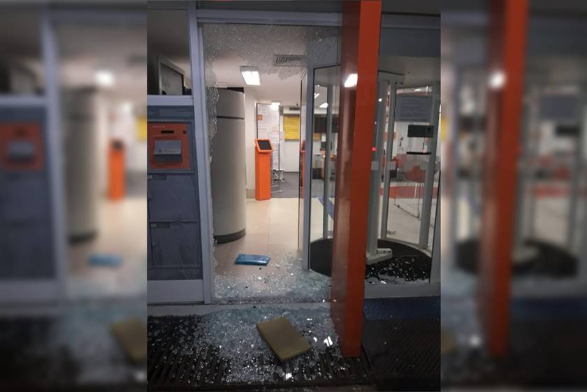 Homem quebra porta e invade agência bancária na Asa Norte
