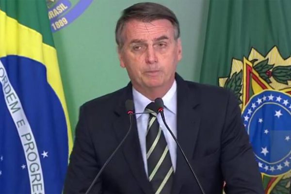 Bolsonaro assina decreto flexibilizando posse de armas; veja o que muda