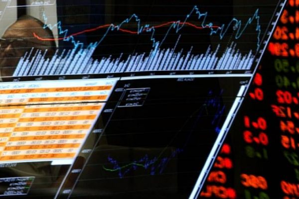 Ibovespa fecha em baixa após recordes; dólar permanece quase estável