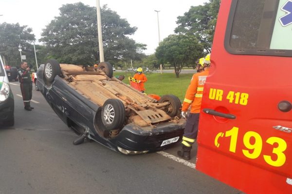 Carro capota após colisão na Epia Norte e uma pessoa fica ferida