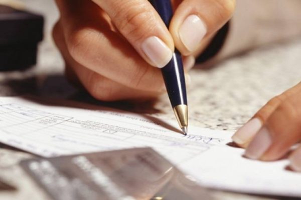 Bolsonaro veta projeto que mudava aceitação de cheques pelo comércio