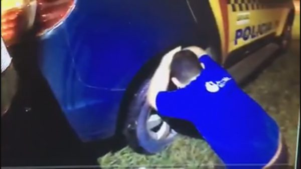 Homem preso por dirigir bêbado vomita no carro ao ser parado pela PM e não consegue soprar bafômetro