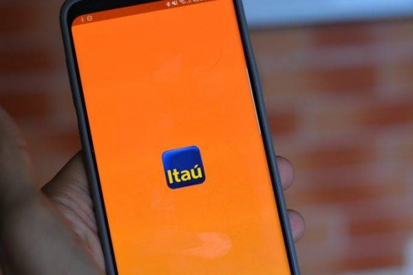 Novo recurso de app do Itaú permite pagar IPVA e DPVAT