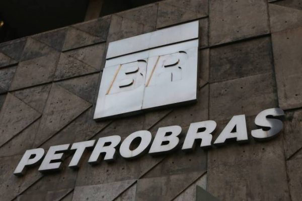 Petrobras eleva preço da gasolina nas refinarias em 2% na sexta-feira