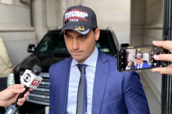 Eduardo Bolsonaro vira ‘garoto propaganda’ na defesa de armas