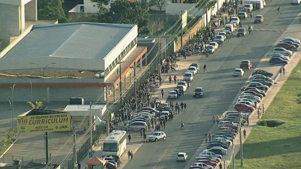 Anúncio de vaga em supermercado do DF gera fila com centenas de pessoas
