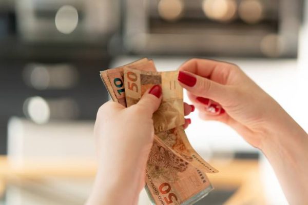 Governo estuda aumentar IR para rendas mais altas, diz secretário