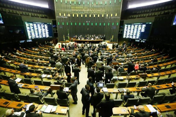 Veja os parlamentares que podem se aposentar recebendo até R$ 33.763