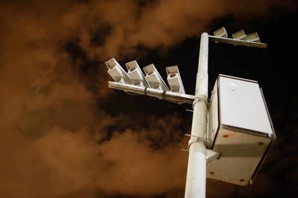 Motociclista é multado por não usar cinto de segurança no DF