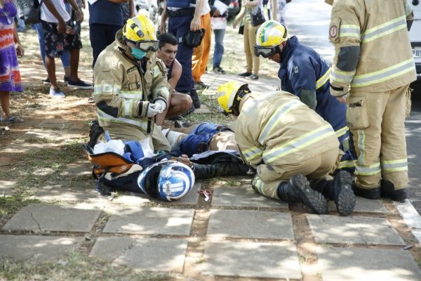 Pedestre é socorrido em estado grave após ser atropelado por moto em Brasília