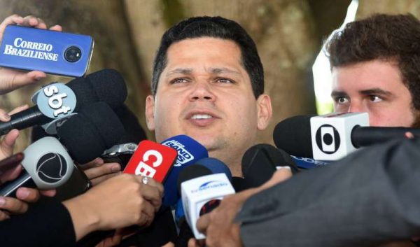 Nenhuma confusão é boa para o País, diz Alcolumbre sobre áudios de Bebianno