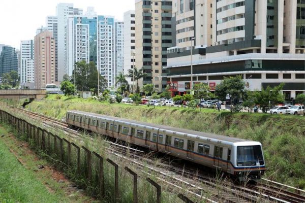 Trio armado com fuzil assalta metrô Águas Claras e rouba cerca de R$ 10 mil
