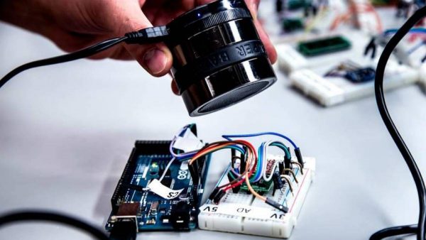 Como tirar a água dos alto-falantes de celulares sem precisar abri-los