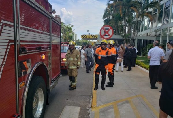 Ministério da Defesa é esvaziado após vazamento de gás