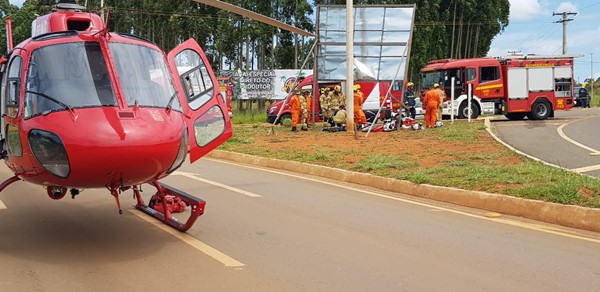 DF: Motociclista é arremessado contra poste e fica gravemente ferido