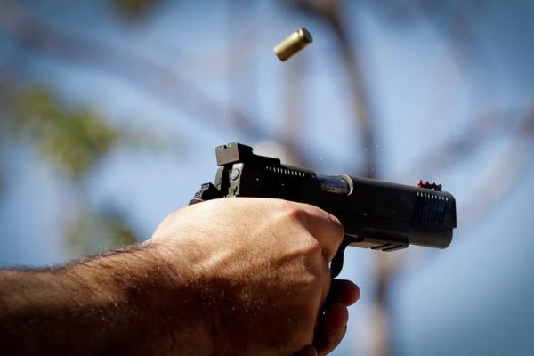 Homem é morto com vários tiros em via pública no DF