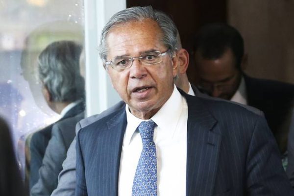 Paulo Guedes compra briga de funcionários da Receita