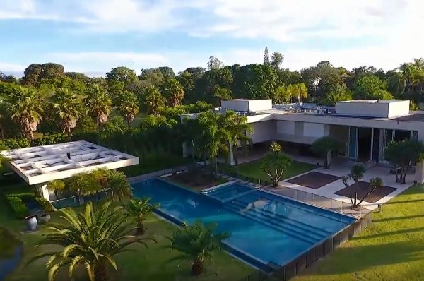 Ibaneis compra casa mais cara já vendida no DF; mansão de R$ 23 milhões fica no Lago Sul