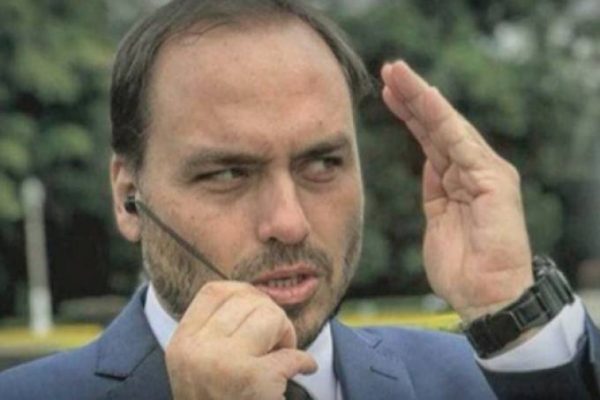 A queda de Bebianno devolveu Carlos Bolsonaro ao local de trabalho