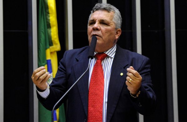 Ex-deputado Alberto Fraga é absolvido em processo por posse ilegal de arma