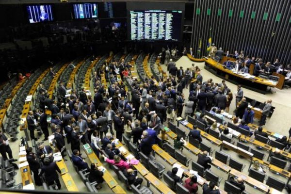 Justiça restabelece auxílio-mudança de R$ 33 mil para parlamentares