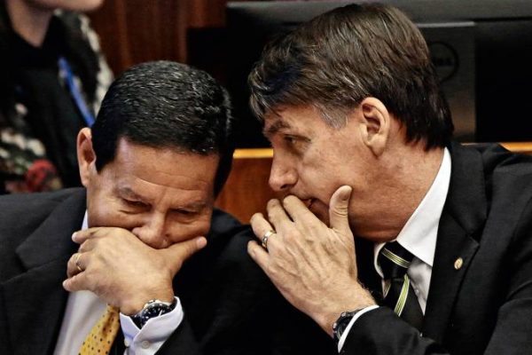 Mourão relata brincadeira de Bolsonaro: ‘Tu quer me matar?’