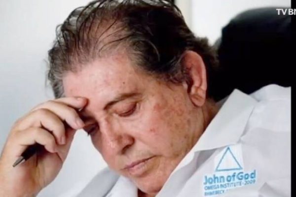 João de Deus e mulher responderão por posse ilegal de arma