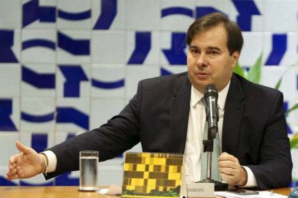 Maia: será muito difícil tramitar Previdência sem proposta para militares