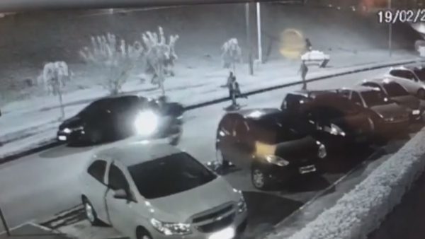 Assaltantes do Metrô-DF fugiram de skate após roubo com fuzil; vídeo