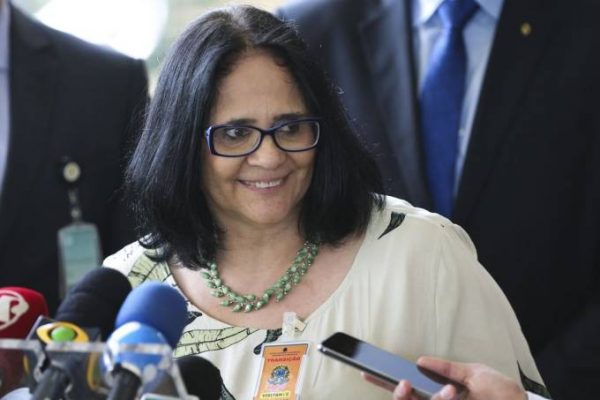 O conselho de Damares Alves para os pais de meninas: “Foge do Brasil!”