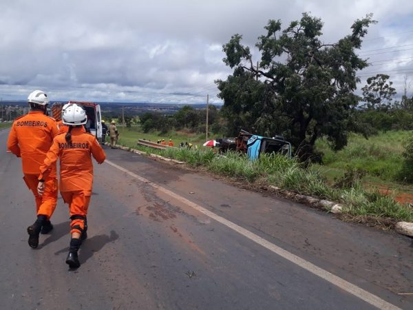 Ônibus fretado que capotou com 19 garis no DF foi multado um dia antes do acidente
