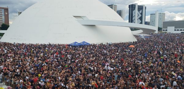 Blocos de pré-carnaval reúnem 120 mil foliões no DF, dizem organizadores