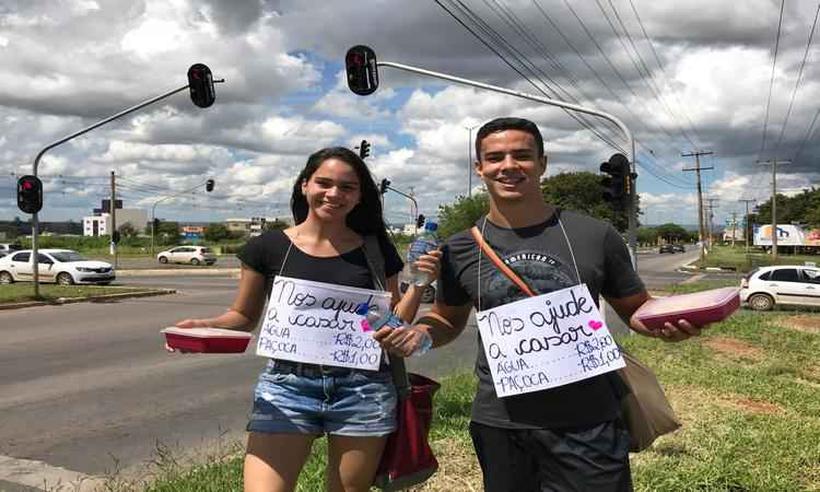 Para financiar festa de casamento, casal vende água e paçoca em semáforo