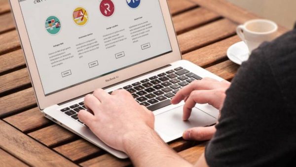 Por que tocar na tela do computador pode não ser uma boa ideia?