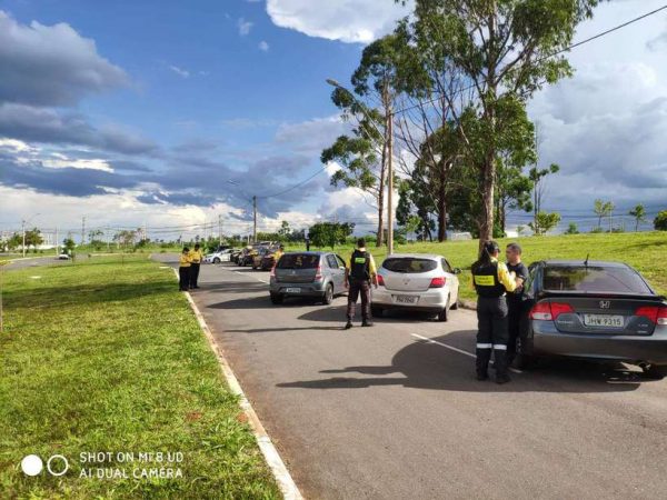 Motorista invade a contramão e tenta fugir após ser abordado pelo Detran
