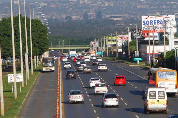 Trânsito flui bem no primeiro dia de inversão das faixas exclusivas da EPTG