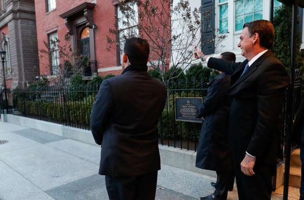 Em visita fora da agenda, Bolsonaro vai a agência de inteligência americana